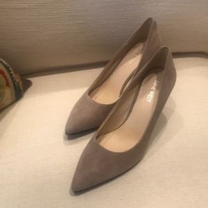 Ladies pumps
